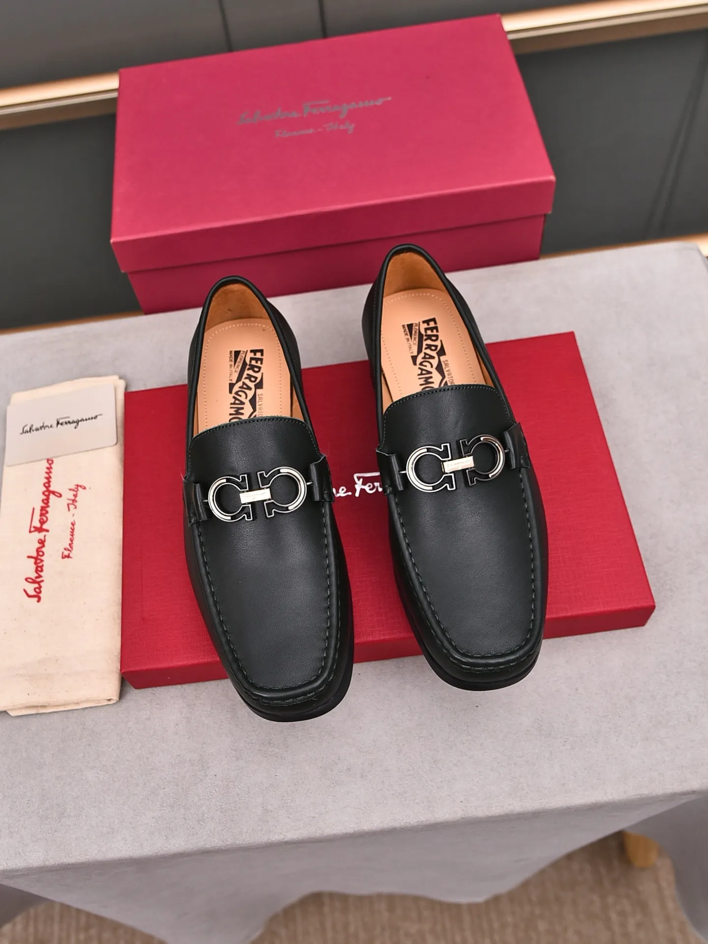 Factory: 250 [Original running volume quality] Brand: Ferragamo (Ferragamo) Size: Men's size 38/44 (45 can be customized) Grade: Same style as the official website High-end quality men's shoes Material: Original first-layer calfskin Water-dyed cowhide lining Original outsole Style category: Men's fashion formal business casual leather shoes Slip-on men's shoes high-top series Young fashion European and American trends British style Casual matching Comfortable feet